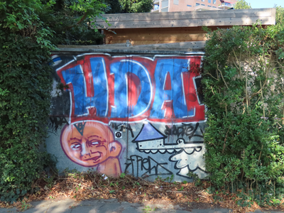 851018 Afbeelding van graffiti, o.a. met een Utrechtse kabouter (KBTR) en de letters 'HDA' op een schakelkast aan het ...